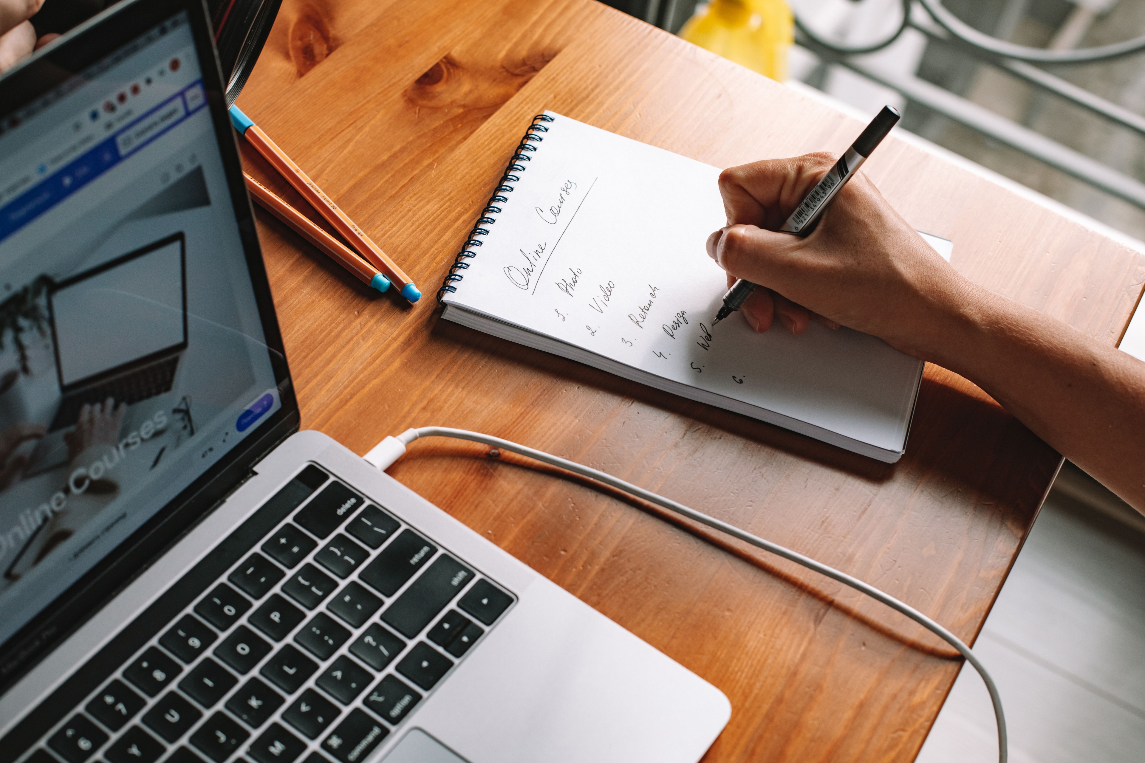 Estudante acompanhando um curso online pela plataforma da Diagrama